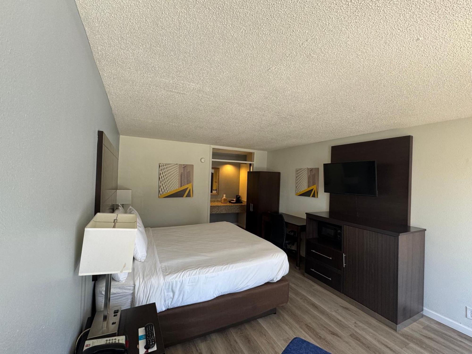 Clarion Inn & Suites Dothan South Екстериор снимка